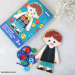 محتویات جعبه بازی آموزشی مونته سوری دوخت دکمه چوبی طرح پسر