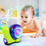 کودک در حال بازی با حلزون موزیکال با رقص نور