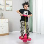 تصویر کودک در حال بازی با جامپینگ بال تعادلی