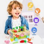 کودک در حال بازی با واگن چوبی مونته سوری مزرعه شاد