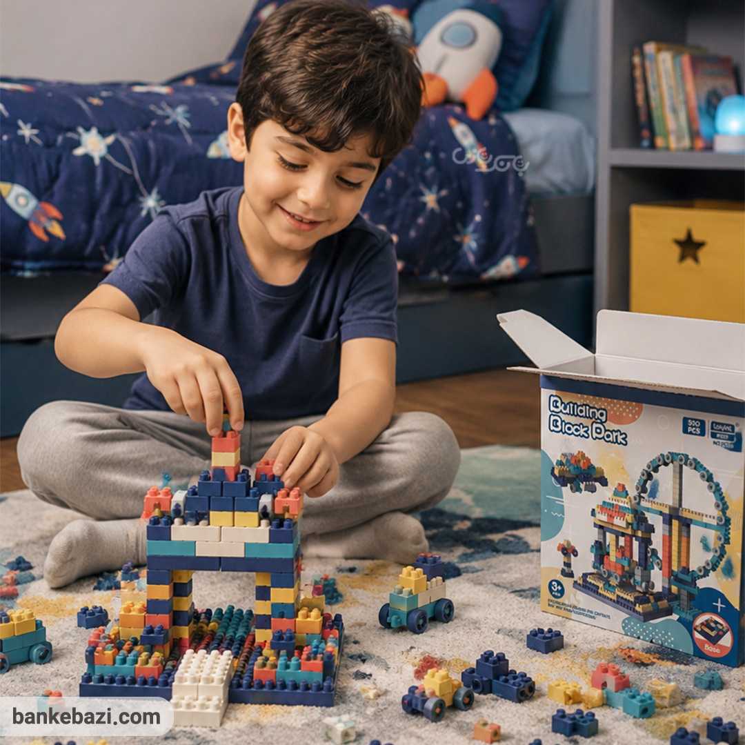 تصویر کودک در حال بازی با ساختنی مدل building blocks park 520 pcs